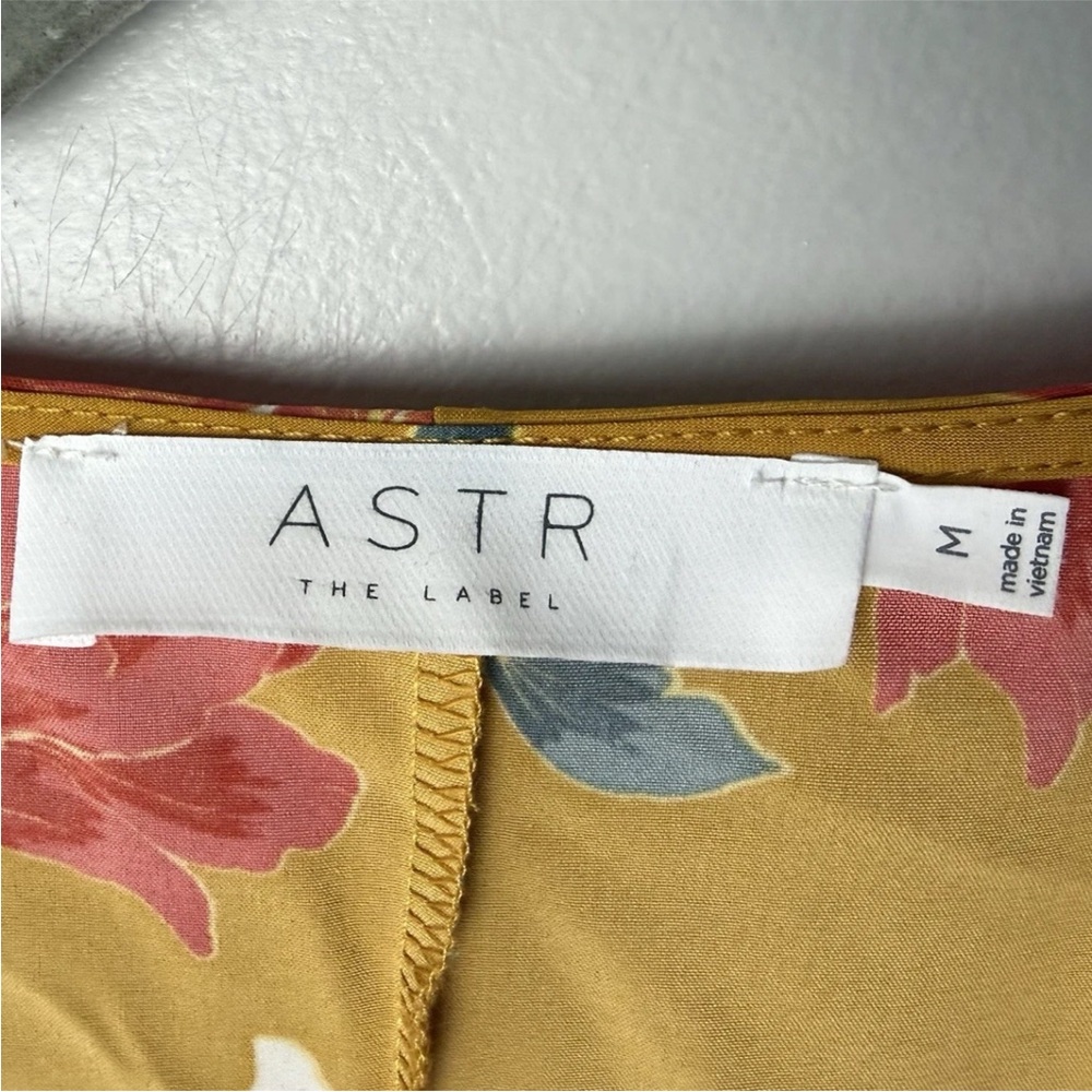 ASTR The Label Blouse Size Medium Crop Top Tie Front Floral V-Neck Button Front - Picture 6 of 6